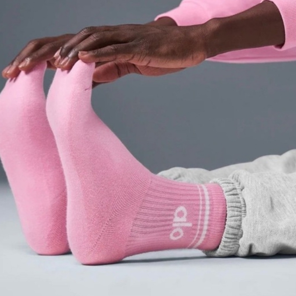 NWT Alo Yoga Unisex Half Crew Sovks. Medium
